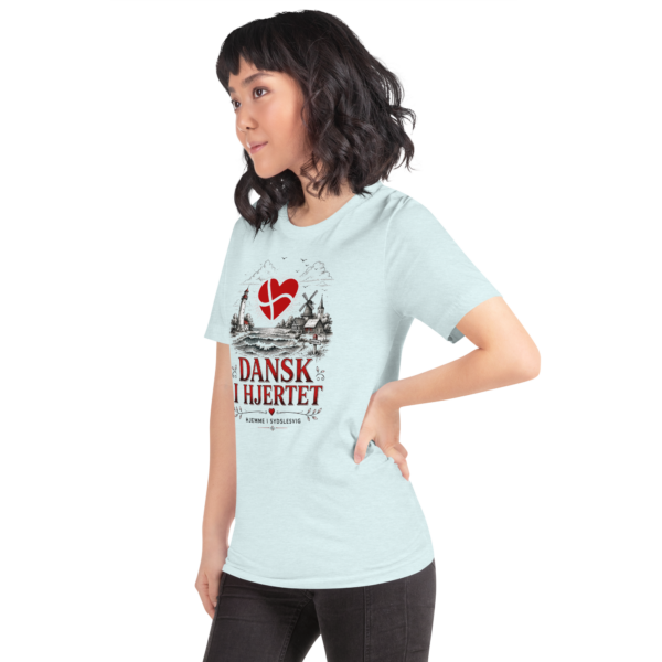 unisex-staple-t-shirt-heather-ice-blue-left-front-6a06bcc5d30c2.png Dansk i hjertet – T-Shirt Sydslesvig