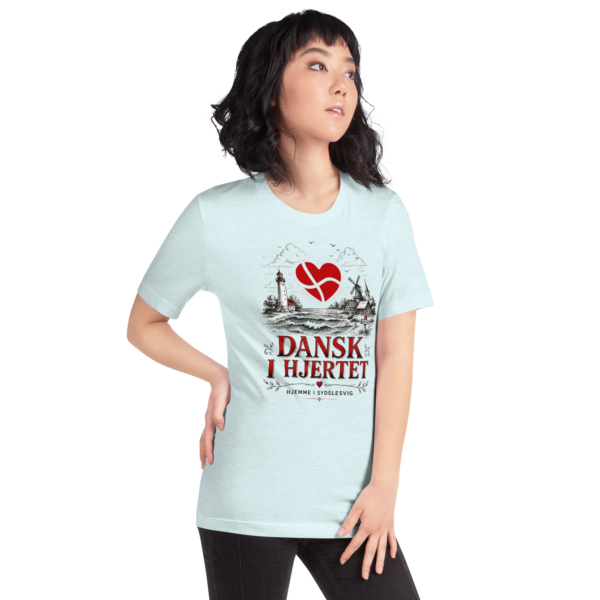 unisex-staple-t-shirt-heather-ice-blue-right-front-6a06bcc5d5802.png Dansk i hjertet – T-Shirt Sydslesvig