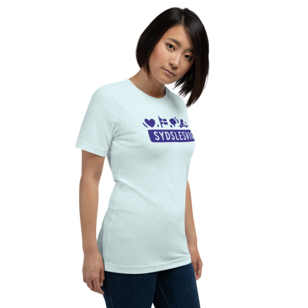 unisex-staple-t-shirt-heather-ice-blue-right-front-6a06dc7d7a7eb.png Sydslesvig in vier Symbolen – T-Shirt