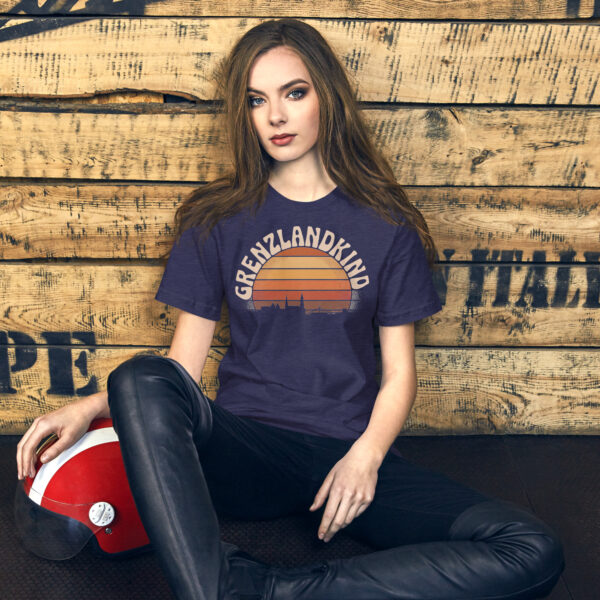 unisex-staple-t-shirt-heather-midnight-navy-front-6a070c56abafc.jpg Grenzlandkind – T-Shirt Flensburg (Retro-Sunset)