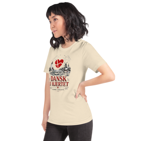 unisex-staple-t-shirt-heather-natural-left-front-6a06bcc5d314f.png Dansk i hjertet – T-Shirt Sydslesvig