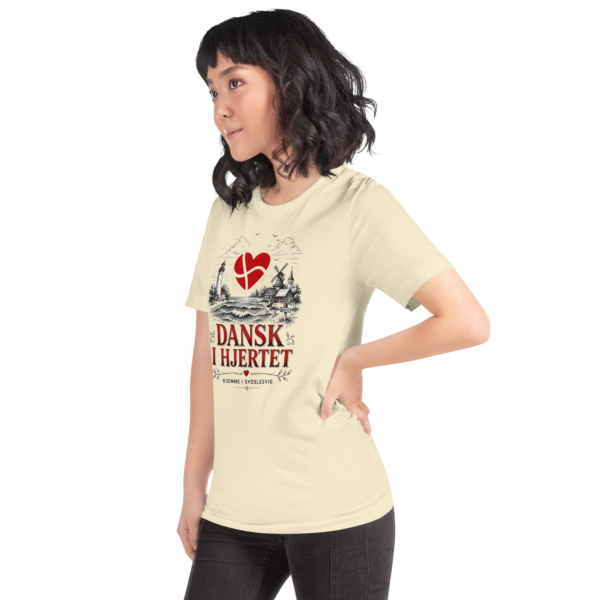 unisex-staple-t-shirt-natural-left-front-6a06bcc5d2dfb.png Dansk i hjertet – T-Shirt Sydslesvig