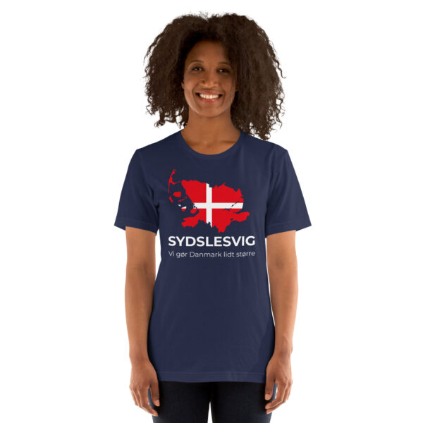 unisex-staple-t-shirt-navy-front-6a0703b48e39d.jpg Vi gør Danmark lidt større – Sydslesvig T-Shirt