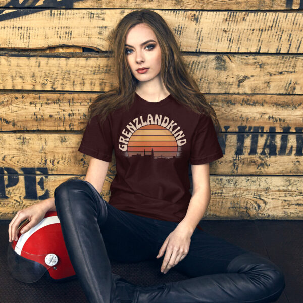 unisex-staple-t-shirt-oxblood-black-front-6a070c56abc0d.jpg Grenzlandkind – T-Shirt Flensburg (Retro-Sunset)