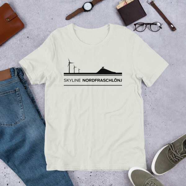 unisex-staple-t-shirt-silver-front-6a06f8e87bb3f.jpg Skyline Nordfraschlönj – T-Shirt Nordfriesland
