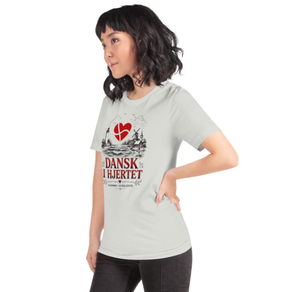 unisex-staple-t-shirt-silver-left-front-6a06bcc5d2e93.png Dansk i hjertet – T-Shirt Sydslesvig
