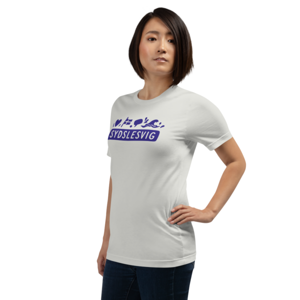 unisex-staple-t-shirt-silver-left-front-6a06dc7d77738.png Sydslesvig in vier Symbolen – T-Shirt