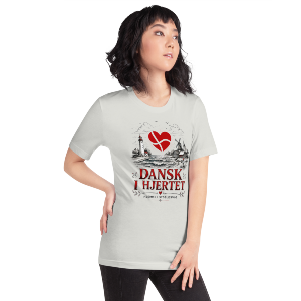 unisex-staple-t-shirt-silver-right-front-6a06bcc5d53f6.png Dansk i hjertet – T-Shirt Sydslesvig