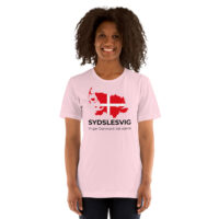 unisex-staple-t-shirt-soft-pink-front-6a07026a2c189.jpg Vi gør Danmark lidt større – Sydslesvig T-Shirt