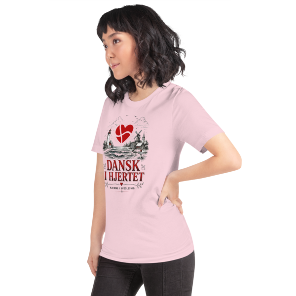unisex-staple-t-shirt-soft-pink-left-front-6a06bcc5d3036.png Dansk i hjertet – T-Shirt Sydslesvig