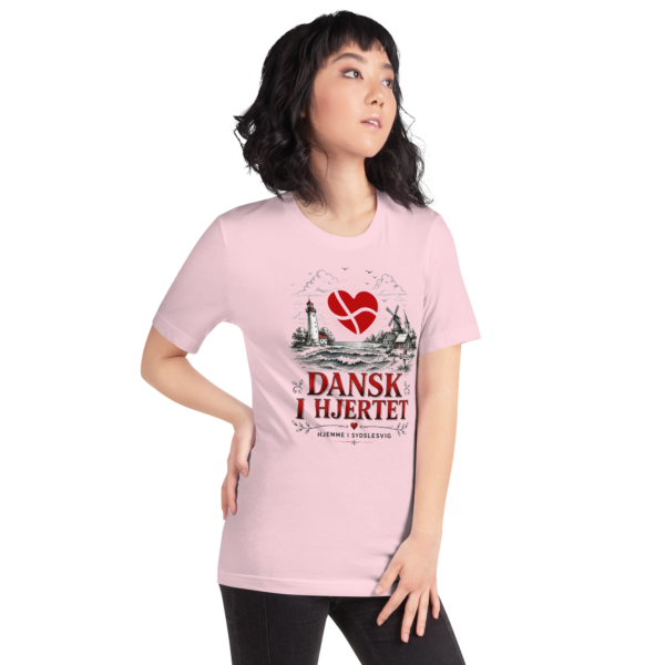 unisex-staple-t-shirt-soft-pink-right-front-6a06bcc5d56eb.png Dansk i hjertet – T-Shirt Sydslesvig