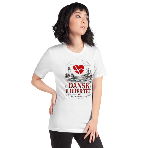 unisex-staple-t-shirt-solid-white-blend-right-front-6a06bcc5d5940.png Dansk i hjertet – T-Shirt Sydslesvig