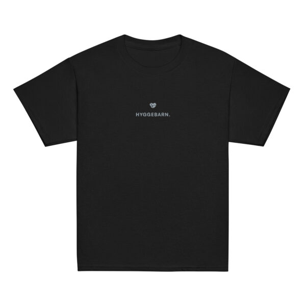 youth-classic-tee-black-front-6a1434acc2aac.jpg Hyggebarn. — Youth Tee mit Nordgefühl