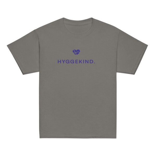 youth-classic-tee-charcoal-front-6a14341d37e62.jpg Hyggekind. — Youth Tee für Küstenkinder