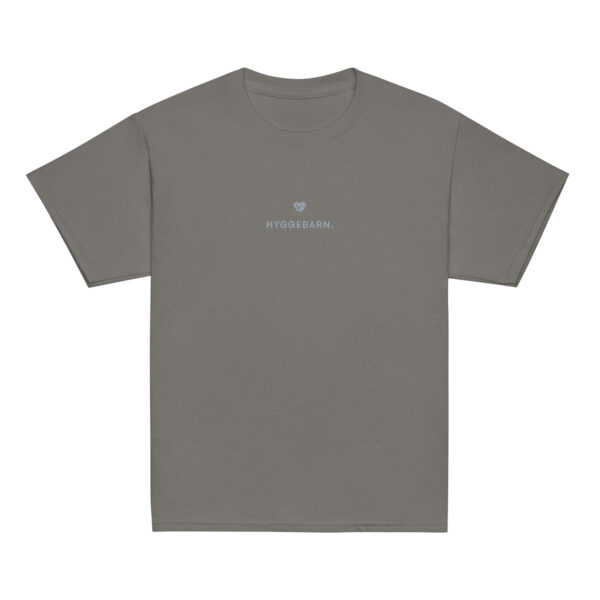 youth-classic-tee-charcoal-front-6a1434acc2ba3.jpg Hyggebarn. — Youth Tee mit Nordgefühl
