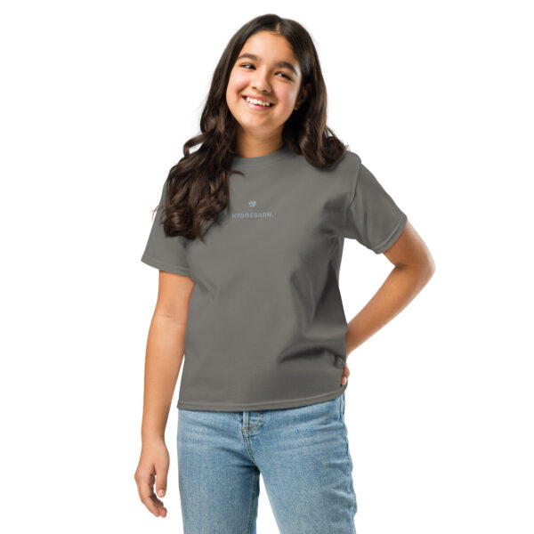 youth-classic-tee-charcoal-front-6a1434acc3b23.jpg Hyggebarn. — Youth Tee mit Nordgefühl