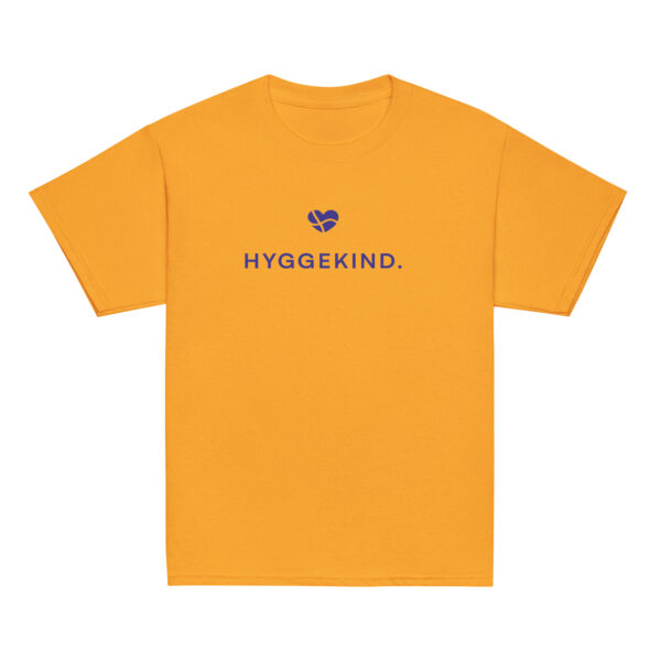 youth-classic-tee-gold-front-6a14341d37f00.jpg Hyggekind. — Youth Tee für Küstenkinder