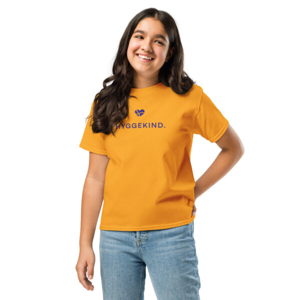 youth-classic-tee-gold-front-6a14341d388f8.jpg Hyggekind. — Youth Tee für Küstenkinder