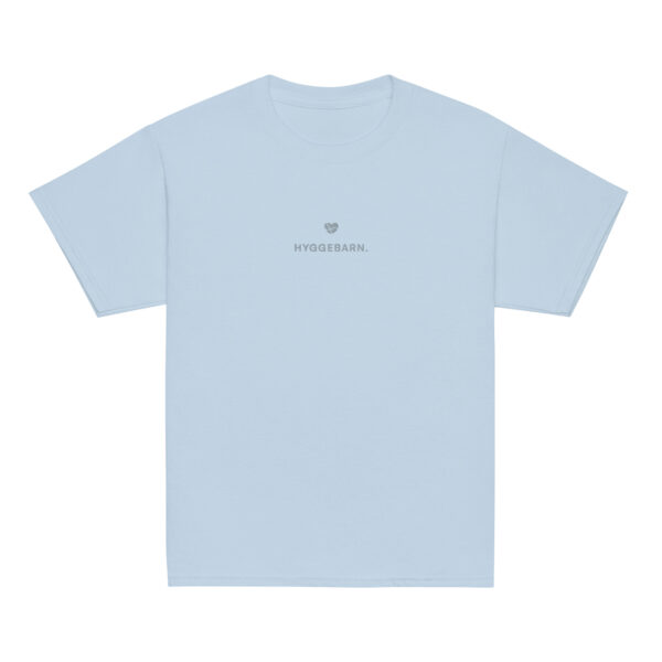 youth-classic-tee-light-blue-front-6a1434acc3158.jpg Hyggebarn. — Youth Tee mit Nordgefühl