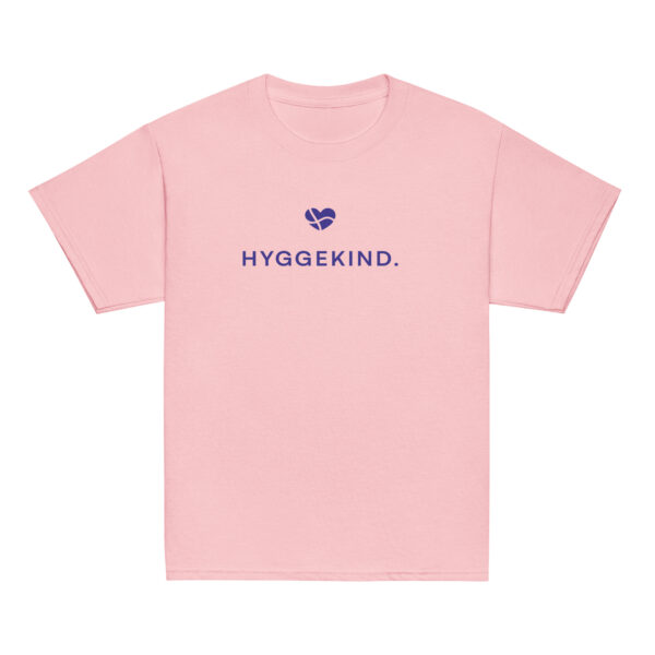 youth-classic-tee-light-pink-front-6a14341d38190.jpg Hyggekind. — Youth Tee für Küstenkinder