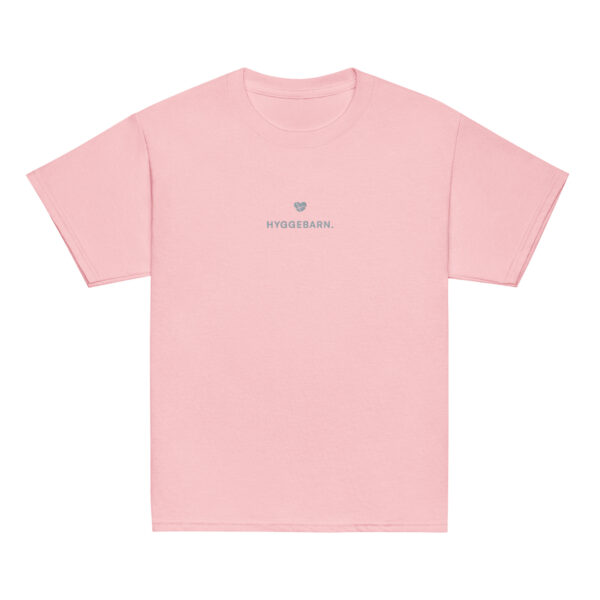 youth-classic-tee-light-pink-front-6a1434acc308b.jpg Hyggebarn. — Youth Tee mit Nordgefühl