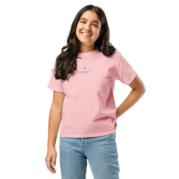 youth-classic-tee-light-pink-front-6a1434acc401e.jpg Hyggebarn. — Youth Tee mit Nordgefühl