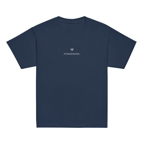 youth-classic-tee-navy-front-6a1434acc2e26.jpg Hyggebarn. — Youth Tee mit Nordgefühl