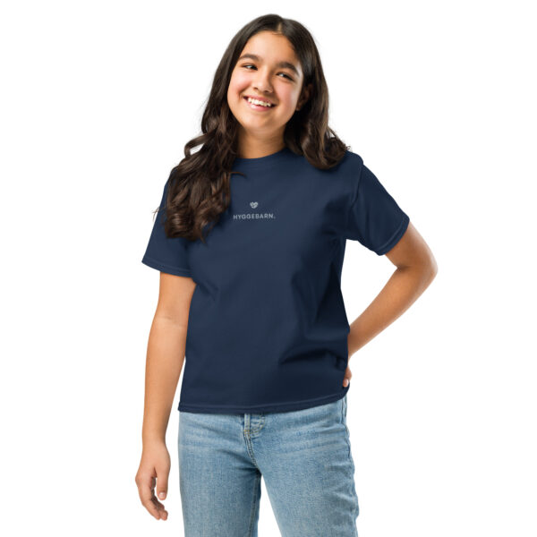 youth-classic-tee-navy-front-6a1434acc3db0.jpg Hyggebarn. — Youth Tee mit Nordgefühl