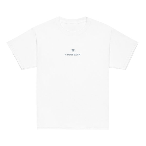 youth-classic-tee-white-front-6a1434acc2ef5.jpg Hyggebarn. — Youth Tee mit Nordgefühl