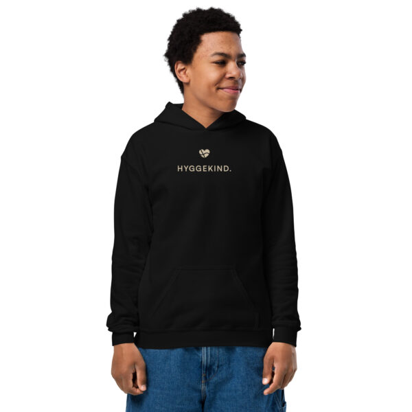 youth-heavy-blend-hoodie-black-front-6a13d31d0b2a1.jpg Hyggekind. — Kids Hoodie mit Herzlogo