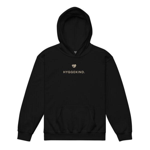 youth-heavy-blend-hoodie-black-front-6a13d31d0d49c.jpg Hyggekind. — Kids Hoodie mit Herzlogo