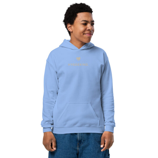 youth-heavy-blend-hoodie-carolina-blue-front-6a13d31d0c6cd.jpg Hyggekind. — Kids Hoodie mit Herzlogo