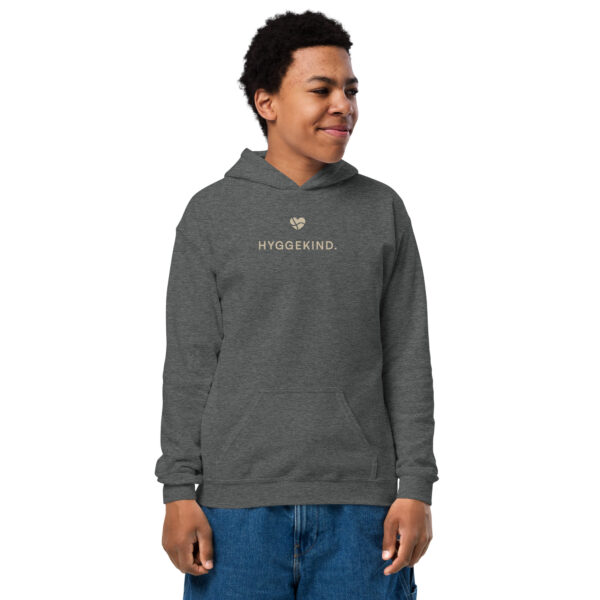 youth-heavy-blend-hoodie-dark-heather-front-6a13d31d0c72e.jpg Hyggekind. — Kids Hoodie mit Herzlogo