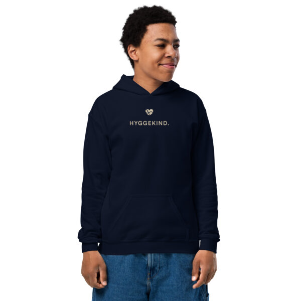 youth-heavy-blend-hoodie-navy-front-6a13d31d0c560.jpg Hyggekind. — Kids Hoodie mit Herzlogo