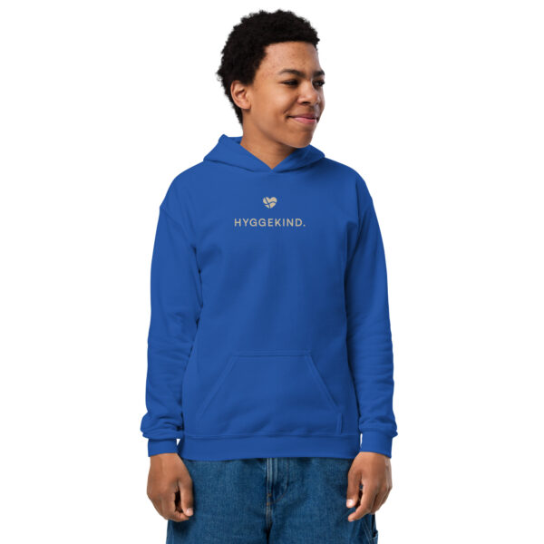 youth-heavy-blend-hoodie-royal-front-6a13d31d0c5bf.jpg Hyggekind. — Kids Hoodie mit Herzlogo