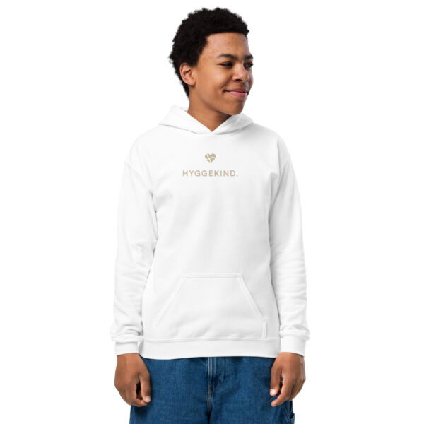 youth-heavy-blend-hoodie-white-front-6a13d31d0c674.jpg Hyggekind. — Kids Hoodie mit Herzlogo